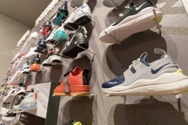 HONG KONG, Çin - Şubat 01, 2019: Hong Kong 'da bir Nike mağazasında çeşitli ayakkabılar sergilendi.