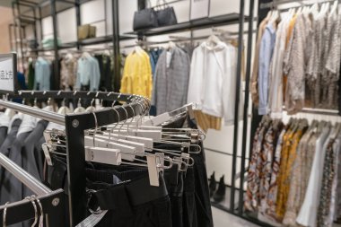 Shenzhen, Çin - Şubat 06, 2019: UpperHills alışveriş merkezindeki bir Stradivarius mağazasının iç çekimi. Stradivarius, kadınlara giysi ve aksesuar sunan İspanyol bir perakendecidir..