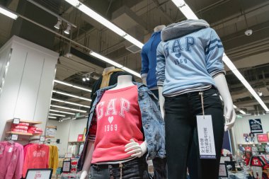 Shenzhen, Çin - Şubat 06, 2019: UpperHills alışveriş merkezindeki Gap mağazasında giyilmiş mankenler sergileniyor. Gap, Amerikalı bir giyim ve aksesuar perakendecisi..