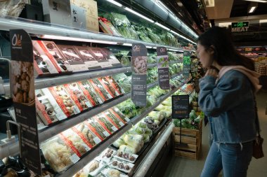 Shenzhen, Çin - Şubat 06, 2019: UpperHills alışveriş merkezindeki Ole 'Food Hall' un iç çekimi. Ole 'Food Hall çeşitli taze ürünler, organik ürünler ve uluslararası mutfaklar sunan bir gıda pazarıdır..
