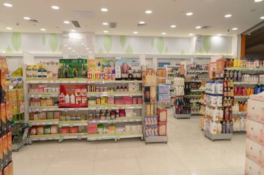 Shenzhen, Çin - Şubat 06, 2019: UpperHills alışveriş merkezindeki Mannings mağazasının içi. Mannings, sağlık ürünleri, kozmetik ürünleri ve kişisel bakım ürünleri sunan Hong Kong merkezli bir eczane zinciri..