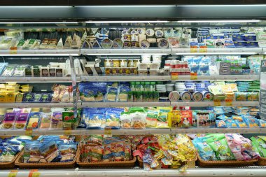 Shenzhen, Çin - Şubat 06, 2019: UpperHills alışveriş merkezindeki Ole 'Food Hall' da süt ürünleri sergileniyor. Ole 'Food Hall taze ürünler, organik ürünler ve uluslararası mutfaklar sunuyor..
