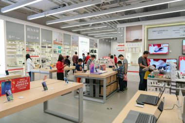 Shenzhen, Çin - Şubat 06, 2019: Mi Store 'un 9. Mi Store çeşitli elektronik ve akıllı cihazlar sunuyor.