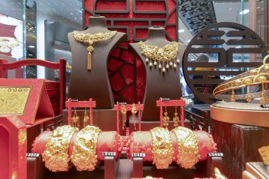 Hong Kong 'daki Luk Fook kuyumcu dükkanında sergilenen çeşitli mücevherler..