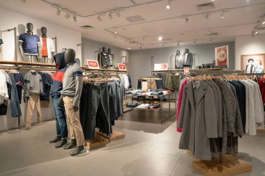 Shenzhen, Çin - Şubat 06, 2019: bir Esprit mağazasının içi. Esprit, erkek, kadın ve çocuklar için geniş bir giyim yelpazesi sunan küresel bir moda markasıdır..