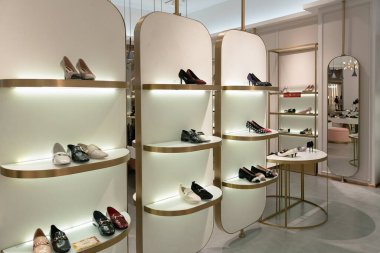 Shenzhen, Çin - Şubat 06, 2019: UpperHills alışveriş merkezindeki Susan Mayer mağazasının iç çekimi.