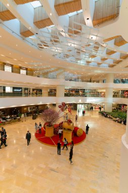 Hong Kong, Çin - 3 Şubat 2019: Hong Kong 'da bir alışveriş merkezinin iç çekimi.