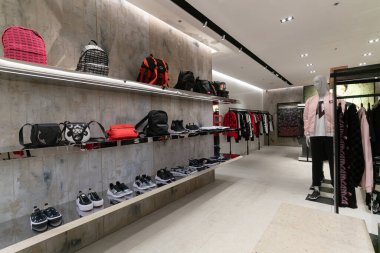 Hong Kong, Çin - 3 Şubat 2019: Hong Kong 'da bir mağazanın iç çekimi.