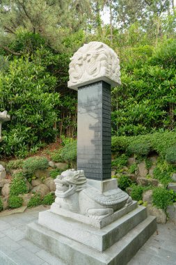 Busan, Güney Kore - 25 Mayıs 2017: Haedong Yonggung Tapınağında görülen taş bir anıt.