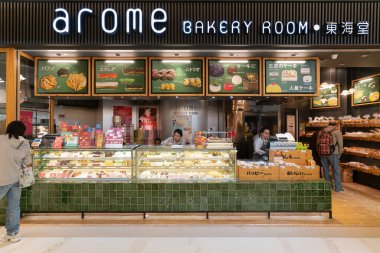 HONG KONG, ÇİN - ŞUBAT 01, 2019: Çeşitli tatlılar, özellikle pastalar, Hong Kong 'daki Arome Pastanesi' nde sergilendi