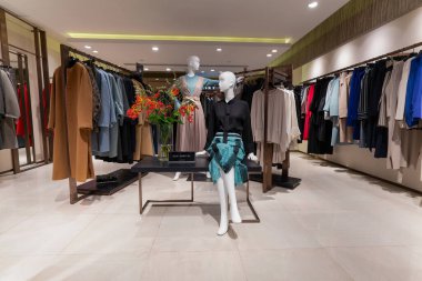 Hong Kong, Çin - 2 Şubat 2019: Hong Kong 'daki Adore mağazasında çeşitli giysiler sergilendi.