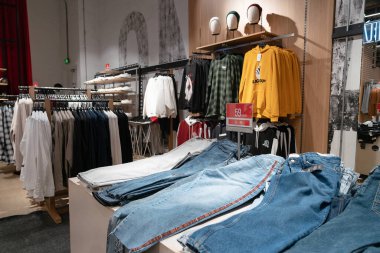 Shenzhen, Çin - Şubat 06, 2019: UpperHills alışveriş merkezindeki bir Bershka mağazasında kot pantolon sergileniyor. Bershka giysi ve aksesuar sunan İspanyol bir perakendecidir..