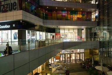 Shenzhen, Çin - Şubat 06, 2019: Shenzhen 'deki 9. 9 Square Mall çeşitli perakende mağazaları ve yemek seçenekleri olan bir alışveriş merkezidir..