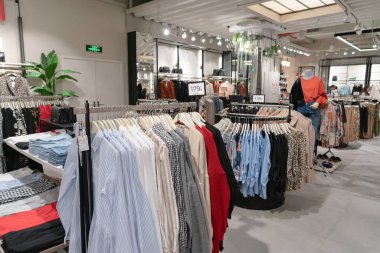 Shenzhen, Çin - Şubat 06, 2019: UpperHills alışveriş merkezindeki bir Stradivarius mağazasının iç çekimi. Stradivarius, kadınlara giysi ve aksesuar sunan İspanyol bir perakendecidir..