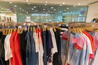 Hong Kong, Çin - 2 Şubat 2019: Hong Kong 'da Calvin Klein kot mağazasında çeşitli kıyafetler sergilendi.