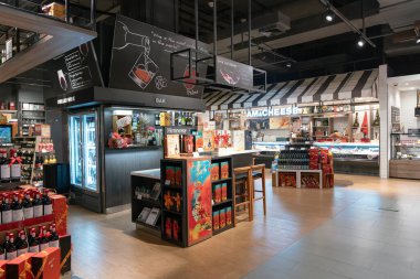 Shenzhen, Çin - Şubat 06, 2019: UpperHills alışveriş merkezindeki Ole 'Food Hall' un iç çekimi. Ole 'Food Hall çeşitli taze ürünler, organik ürünler ve uluslararası mutfaklar sunan bir gıda pazarıdır..