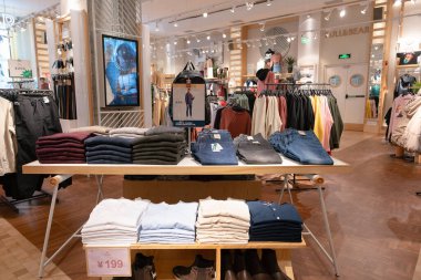 Shenzhen, Çin - Şubat 06, 2019: Giysiler UpperHills 'teki bir alışveriş merkezinde sergileniyor. Çek ve Ayı, erkek ve kadınlar için giysi ve aksesuar sunan İspanyol markasıdır..