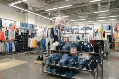 Shenzhen, Çin - Şubat 06, 2019: 9 Square alışveriş merkezindeki eski bir donanma mağazasının içi, giysi sergileri ve elbise rafları.