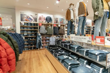 Hong Kong 'daki Uni Qlo mağazasının iç çekimleri HONG KONG, Çin - Şubat 01, 2019. Japon markası Uniqlo, erkekler, kadınlar ve çocuklar için çeşitli giysiler sunar..