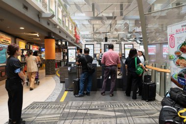SINGAPORE - 25 AĞUSTOS 2024: Changi Uluslararası Havaalanı Terminali 'ndeki Singapur Food Caddesi' ndeki atmosfer.