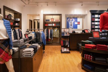 Shenzhen, Çin - Şubat 06, 2019: bir Tommy Hilfiger mağazasının içi. Tommy Hilfiger, PVH Şirketi 'nin sahibi olduğu bir Amerikan giyim markası..