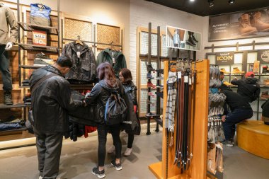 HONG KONG, ÇİN - ŞUBAT 01, 2019: Hong Kong Timberland mağazasının içi.