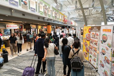 SINGAPORE - 25 AĞUSTOS 2024: Changi Uluslararası Havaalanı Terminali 'ndeki Singapur Food Caddesi' ndeki atmosfer.