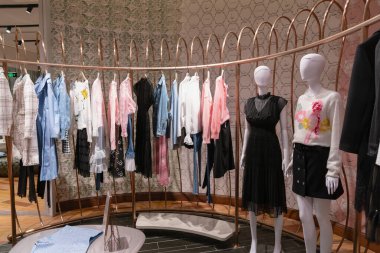 Shenzhen, Çin - Şubat 06, 2019: UpperHills alışveriş merkezindeki bir Ochirly mağazasının iç çekimi. Ochirly, Çinli bir kadın giysisi ve aksesuar markasıdır..