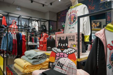 Shenzhen, Çin - Şubat 06, 2019: 9 Square alışveriş merkezindeki bir A02 mağazasının içi. A02 erkekler ve kadınlar için çeşitli kıyafetler sunar.