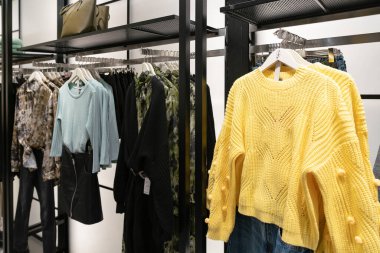 Shenzhen, Çin - Şubat 06, 2019: UpperHills alışveriş merkezindeki bir Stradivarius mağazasında elbise askısı. Stradivarius, kadınlara giysi ve aksesuar sunan İspanyol bir perakendecidir..