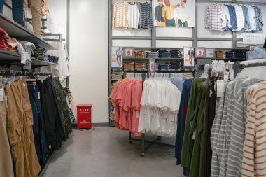 Shenzhen, Çin - Şubat 06, 2019: Mallar 9 Square alışveriş merkezindeki Old Navy mağazasında sergileniyor.
