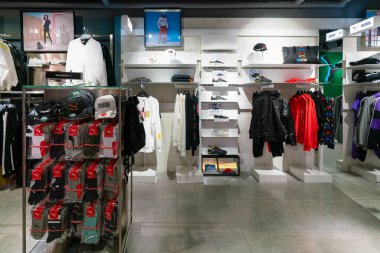 Hong Kong, Çin - 2 Şubat 2019: Hong Kong 'da bir Puma mağazasının iç çekimi.
