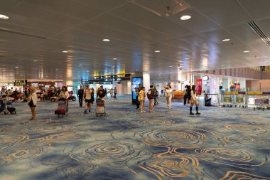 SINGAPORE - 25 AĞUSTOS 2024: Singapur 'daki Changi Uluslararası Havaalanı' nın içini geniş açılı görüş