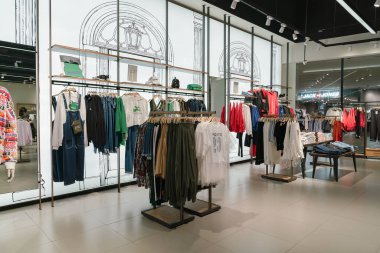 Shenzhen, Çin - Şubat 06, 2019: UpperHills alışveriş merkezindeki Topfeeling mağazasının iç çekimi.