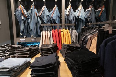 Shenzhen, Çin - Şubat 06, 2019: UpperHills alışveriş merkezindeki Jack ve Jones mağazasında çeşitli giysiler sergilendi. Jack ve Jones geniş bir yelpazede kot, ceket, gömlek, ayakkabı ve aksesuar sunuyorlar..