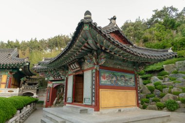 Busan, Güney Kore - 25 Mayıs 2017: Busan 'daki Haedong Yonggungsa Tapınağı' nın manzarası.