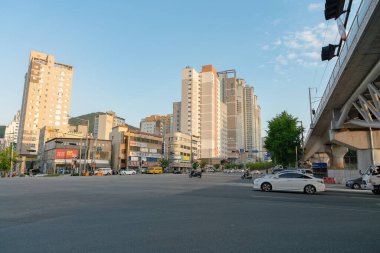 Busan, Güney Kore - 26 Mayıs 2017: Busan 'daki şehir manzarasının sokak seviyesi.