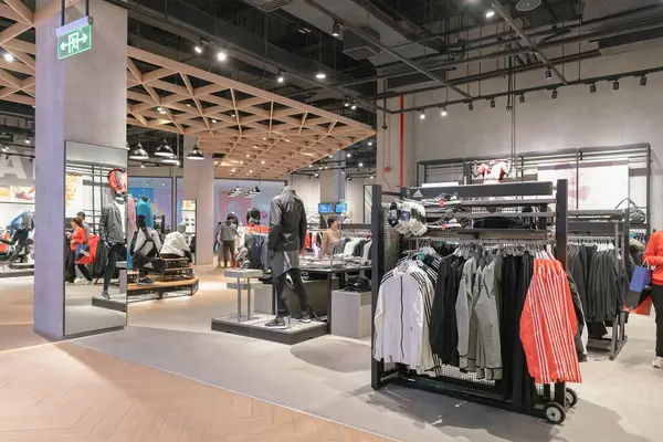 Shenzhen, Çin - Şubat 06, 2019: UpperHills alışveriş merkezindeki Adidas mağazasının iç çekimi. Adidas, erkek, kadın ve çocuklar için spor giysileri, ayakkabı ve aksesuarlar sunan bir Alman markasıdır.