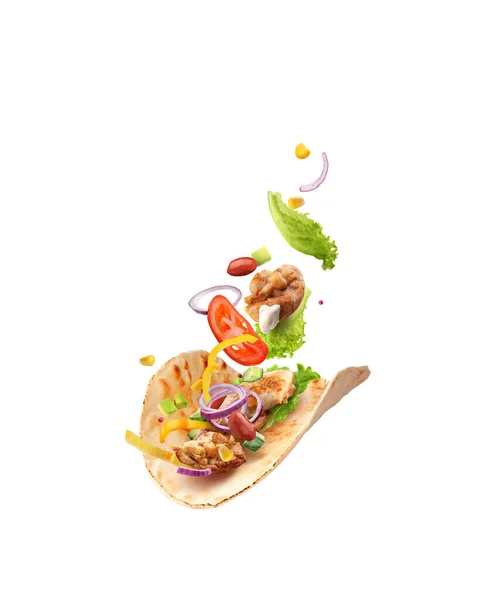 Burrito Csirkehússal Zöldséggel Repülés Közben Fehér Alapon — Stock Fotó