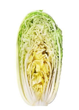 Beyaz izole edilmiş arka planda Çin lahanasının yarısı.