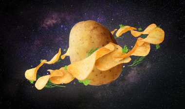 Patates cipslerle çevrili ve uzayda yeşillikler