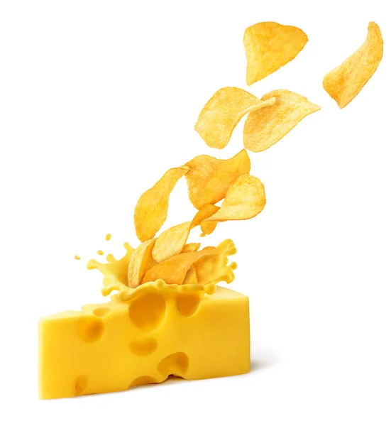 チップは白い隔離された背景にスプラッシュを形成するチーズの一部に落ちます — ストック写真