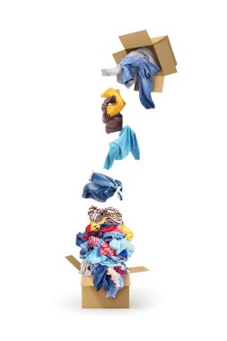 Giysiler kutudan kağıt kutuya döküldü.