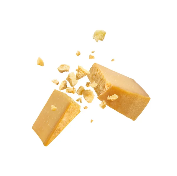 Сыр Пармезан Разбит Пополам Вылетают Кусочки — стоковое фото