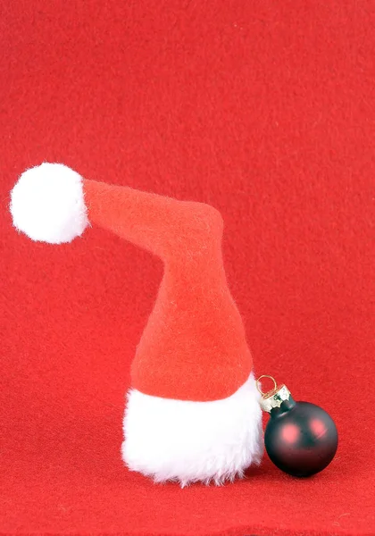 赤い背景にクリスマスのシンボルの装飾 — ストック写真