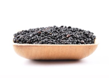 Beyaz arka planda bambu kasesinde beyaz mercimek