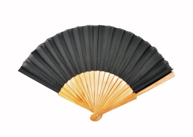 Elle tutulan vantilatör beyaz arka planda bambudan.