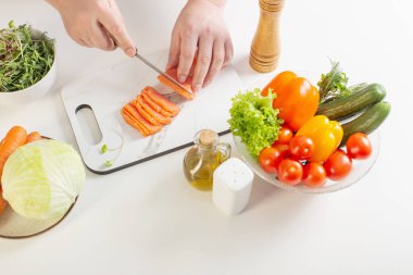 Adam mutfakta masada biber kesiyor.