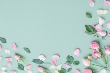 Yeşil kağıtta pembe ve beyaz çiçekler