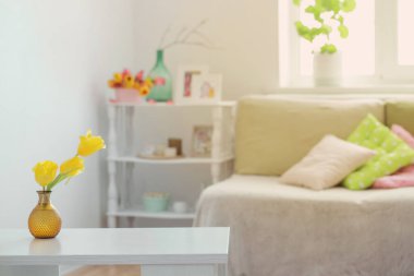 Beyaz ev içi bahar çiçekleri ve dekorasyonlarıyla